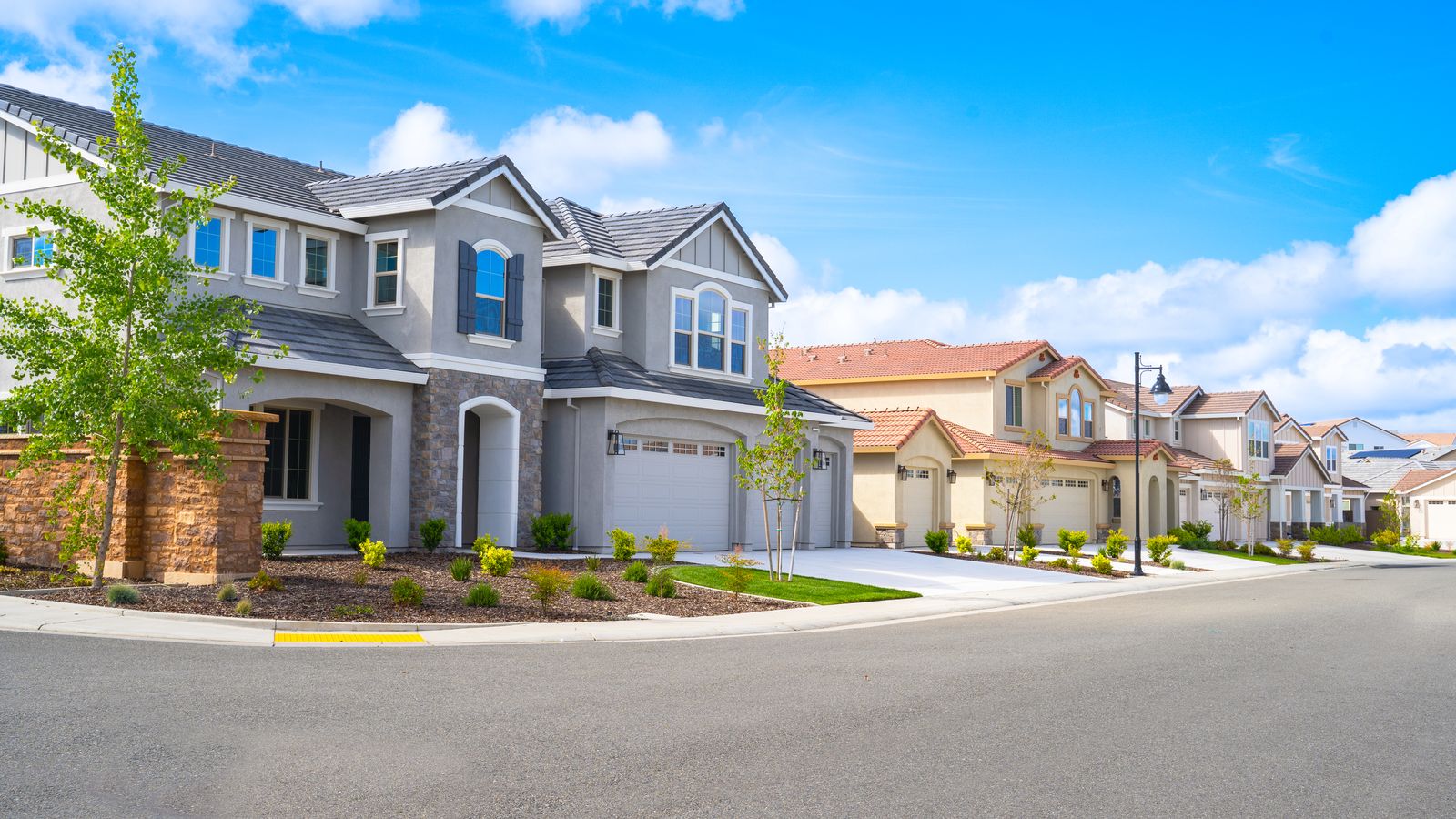 A street view of a sunny neighborhood in Texas